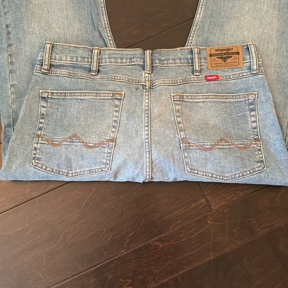 Wrangler relaxed boot cut NWT 34/30 - Picture 2 of 9